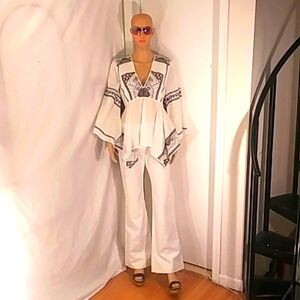 🔥 NWT BCBG white Navy Blue & Tan V-Neck Batwing Horizontal Top.